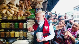 झाड़ग्राम में कॉलेज चौक पर एक दुकान में झालमुड़ी का लुत्फ उठाते प्रधानमंत्री नरेंद्र