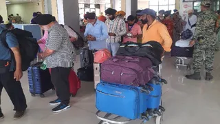 पाकिस्तान से लौटे श्रद्धालु।