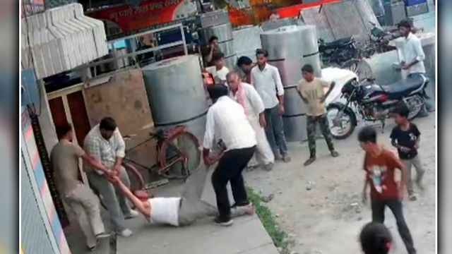 कनाडा से आई बहन ने साथियों संग भाई पर किया हमला, बीच सड़क पर पूर्व सभासद की बेरहमी से पिटाई
