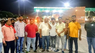 मैथन टोल प्लाज के सामने वाहनों को पकड़ने के लिए खड़े निरसा के विधायक अरूप चटर्जी। (फोटो जागरण)