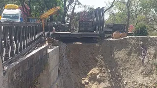 कुठालगेट के पास बैली ब्रिज का निर्माण कार्य शुरू कर दिया गया है।