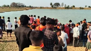 मौके पर जुटी लोगों की भीड़। (जागरण)