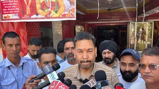 धर्मशाला में हनुमान मंदिर परिसर में पहुंचे कमर्शियल वाहन ऑपरेटर। जागरण