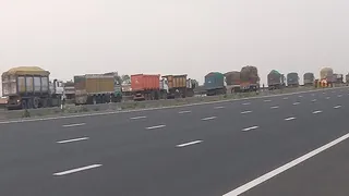 डीएमई एक्सप्रेसवे पर ढाबों के सामने मार्ग पर खड़े वाहन। जागरण