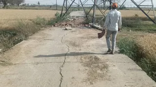 सड़क का कुछ हिस्सा गायब। (जागरण)