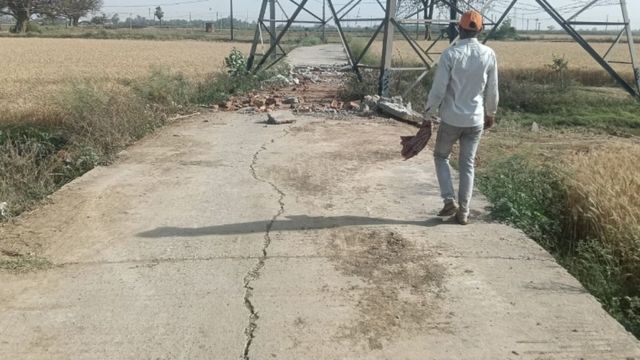 बक्सर में रात के अंधेरे में गायब हो गई 7 महीने पहले बनी सड़क के कुछ हिस्से, नगर परिषद ऑफिस से फाइल भी लापता
