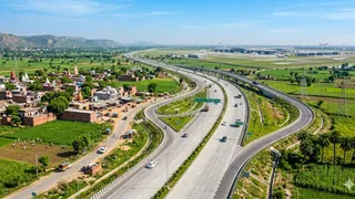 साहूपुरा गांव से लेकर फतेहपुर बिल्लौच तक मॉडल रोड बनाने की योजना पीडब्ल्यूडी तैयार कर रहा। (एआई जेनरेटेड)