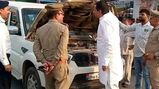 मैनपुरी में राजनीतिक दल के पदाधिकारी की गाड़ी में हूटर की जांच करते पुलिसकर्मी।