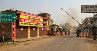 सीमा पर अस्थाई चेक पोस्ट बनाए गए हैं। (विजुअल: एआई जेनरेटेड)
