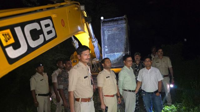जेल के बाद अवैध खनन पर प्रहार, शिवहर में रात में छापेमारी कर पोकलेन जब्त
