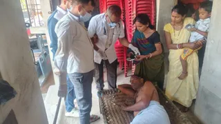 डॉक्टर कर रहे इलाज। (जागरण)