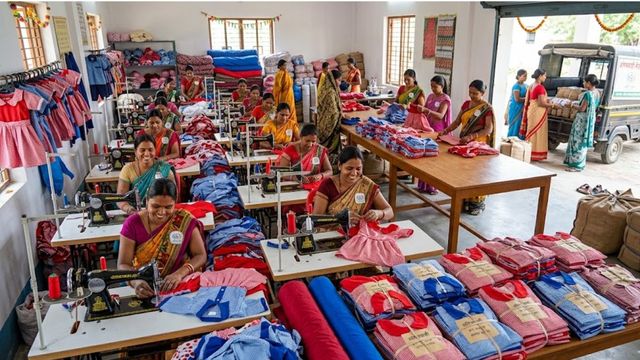 सुपौल में जीविका दीदियां 24722 सेट ड्रेस कर रहीं तैयार, 298 आंगनबाड़ी केंद्रों को कराया जाएगा उपलब्ध
