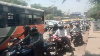 प्रयागराज में फाफामऊ गंगा पर कार खराब होने के कारण लगे जाम में फंसे वाहन सवार। जागरण