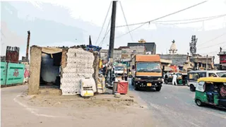 सड़क के बीचों बीच बनी मजार।