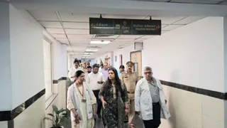 नोएडा की डीएम मेधा रूपम ने अस्पतालों का किया निरीक्षण।