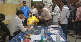 लाला लाजपत राय चिकित्सालय के त्वचा रोग विभाग में मरीज देखते डा. डीपी शिवहरे। जागरण