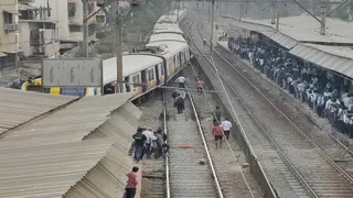 डोंबिवली रेलवे स्टेशन पर खाली ट्रेन का कोच पटरी से उतर गया। (सोर्स - सोशल मीडिया)