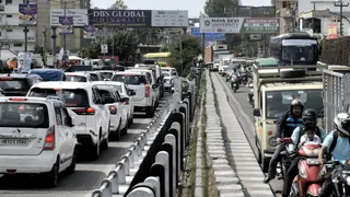 दोपहर के समय रिस्पना पुल से हरिद्वार रोड जाने वाले मार्ग पर लगा जाम। जागरण