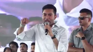 बलरामपुर कॉलेज मैदान में चुनावी सभा को संबोधित करते टीएमसी नेता अभिषेक बनर्जी।