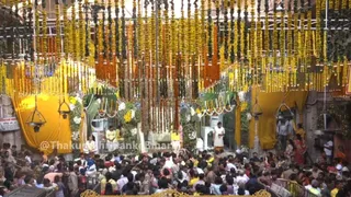 ठाकुर बांकेबिहारी मंदिर में उमड़ी भीड़। फोटो क्रेडिट सोशल मीडिया ठाकुर बांकेबिहारीजी।