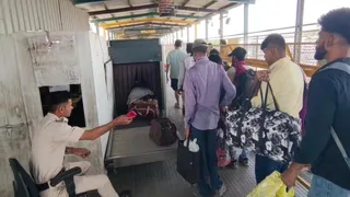बठिंडा रेलवे स्टेशन पर यात्रियों के सामान की जांच करते हुए।