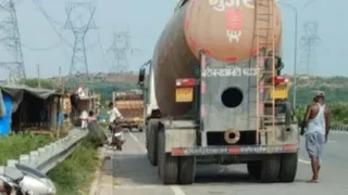केएमपी मार्ग पर अवैध रूप से संचालित ढाबे के पास खड़े वाहन। जागरण