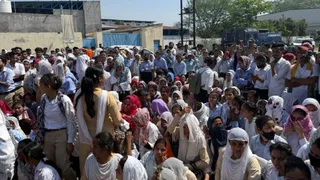 मदरसन कंपनी के बाहर प्रदर्शन करते श्रमिक। जागरण