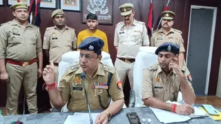 शामली पुलिस लाइन में जीएसटी चोरी के आरोपित के बारे में जानकारी देते एसपी एनपी सिंह। जागरण