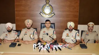 जानकारी देते हुए पुलिस अधिकारी।
