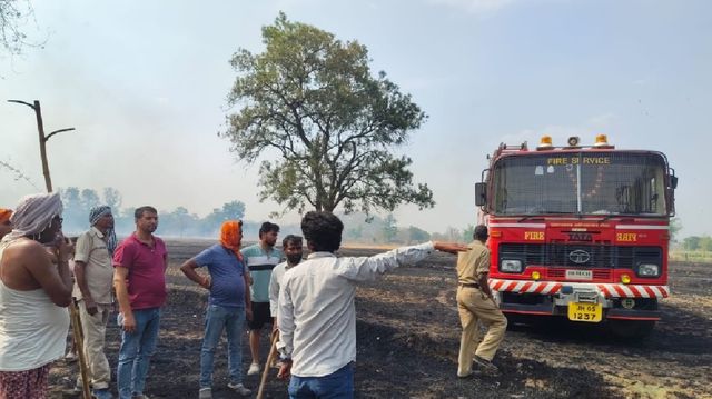 पलामू में भीषण आग से सैकड़ों एकड़ गेहूं की फसल खाक, किसानों के अरमानों पर फिरा पानी
