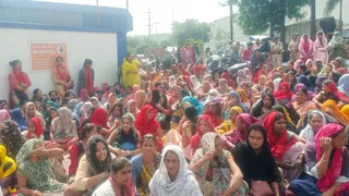 दवा कंपनी के मजदूर धरने पर बैठे।