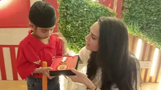 हरगुण सिंह को अवार्ड देते हुए प्रीति जिंटा।