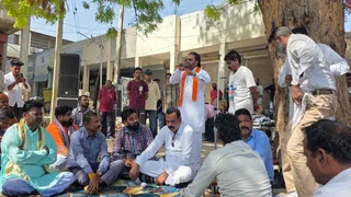 नगर निगम कार्यालय के बाहर प्रोटेस्ट करते हुए कर्मचारी।