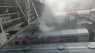 भोपाल स्टेशन पर खड़ी जोधपुर एक्सप्रेस के जेनरेटर कोच से उठता धुआं।