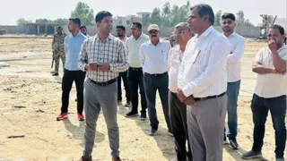 ग्रेटर बरेली आवासीय योजना में निर्माणाधीन विकास कार्यों का निरीक्षण करते बीडीए उपाध्यक्ष डा मनिकंडन ए.। सौ. बीडीए
