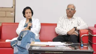एम्स में पत्रकारों से वार्ता करतीं कार्यकारी निदेशक प्रो. मीनू सिंह, साथ में डीन एकेडमिक प्रो. सौरभ वार्ष्णेय। एम्स