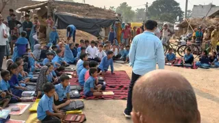 ग्रामीणों द्वारा विद्यालय का रास्ता बंद करने से पठन-पाठन बाधित