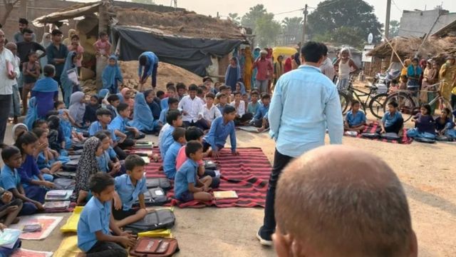 बांका में ग्रामीणों ने रास्ता किया बंद, सड़क पर लगी स्कूल की कक्षा; बच्चे धूप में पढ़ने को मजबूर
