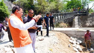 मसूरी रोड पर बेली ब्रिज और स्थायी पुल के निर्माण को लेकर दिशा-निर्देश जारी करते मुख्यमंत्री पुष्कर सिंह धामी।