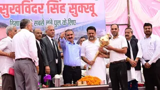 फतेहपुर में सीएम सुक्खू मंच से तलवार लहराते हुए। जागरण