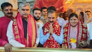जवालामुखी में पूजा करते मुख्यमंत्री व उनके साथ पत्नी एवं विधायक कमलेश ठाकुर व जवालामुखी के एमएलए संजय रत्न।