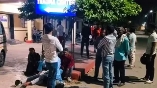 हादसे के बाद अस्पताल पहुंचे मृतक के स्वजन।