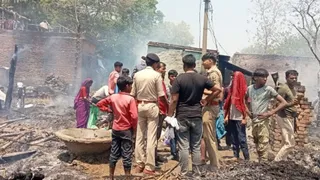 रायबारी महुअवा में भीषण आग, दर्जनभर घर जलकर राख