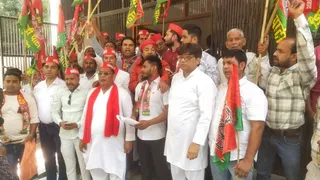 गाजियाबाद कलक्ट्रेट पर अपर्णा यादव के खिलाफ FIR दर्ज करने की मांग करते सपा नेता व कार्यकर्ता। सौ. सपा