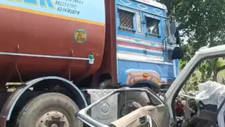 टैंकर की टक्कर से कार बुरी तरह क्षतिग्रस्त हो गई।