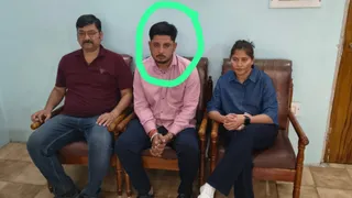लोकायुक्त टीम की गिरफ्त में पीचई कर्मी (हरे घेरे में)।