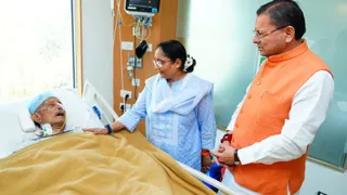 देहरादून स्थित मैक्स अस्पताल में भर्ती पूर्व मुख्यमंत्री मेजर जनरल भुवन चंद्र खंडूड़ी (सेनि) की कुशलक्षेम पूछते मुख्यमंत्री पुष्कर सिंह धामी।