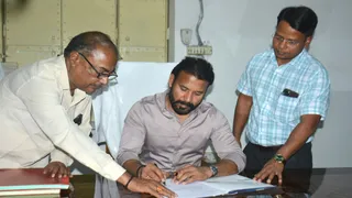 सहारनपुर कलक्ट्रेट परिसर स्थित कोषागार कार्यालय पर कार्यभार ग्रहण करते नवागत डीएम अरविन्द कुमार चौहान। जागरण