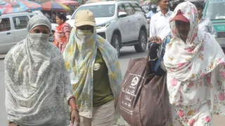 UP Weather: गर्मी से बचाव कर निकलते राहगीर। जागरण