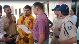 कलेक्टर जनसुनवाई में पहुंचा दूल्हा।